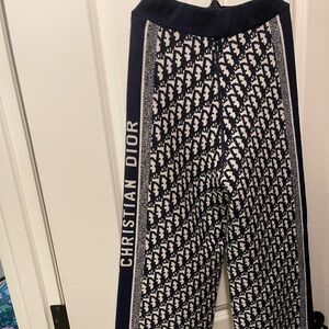 Dior pant 97% cashmere can be worn on 2 sides
Size 4us for waist 70cm